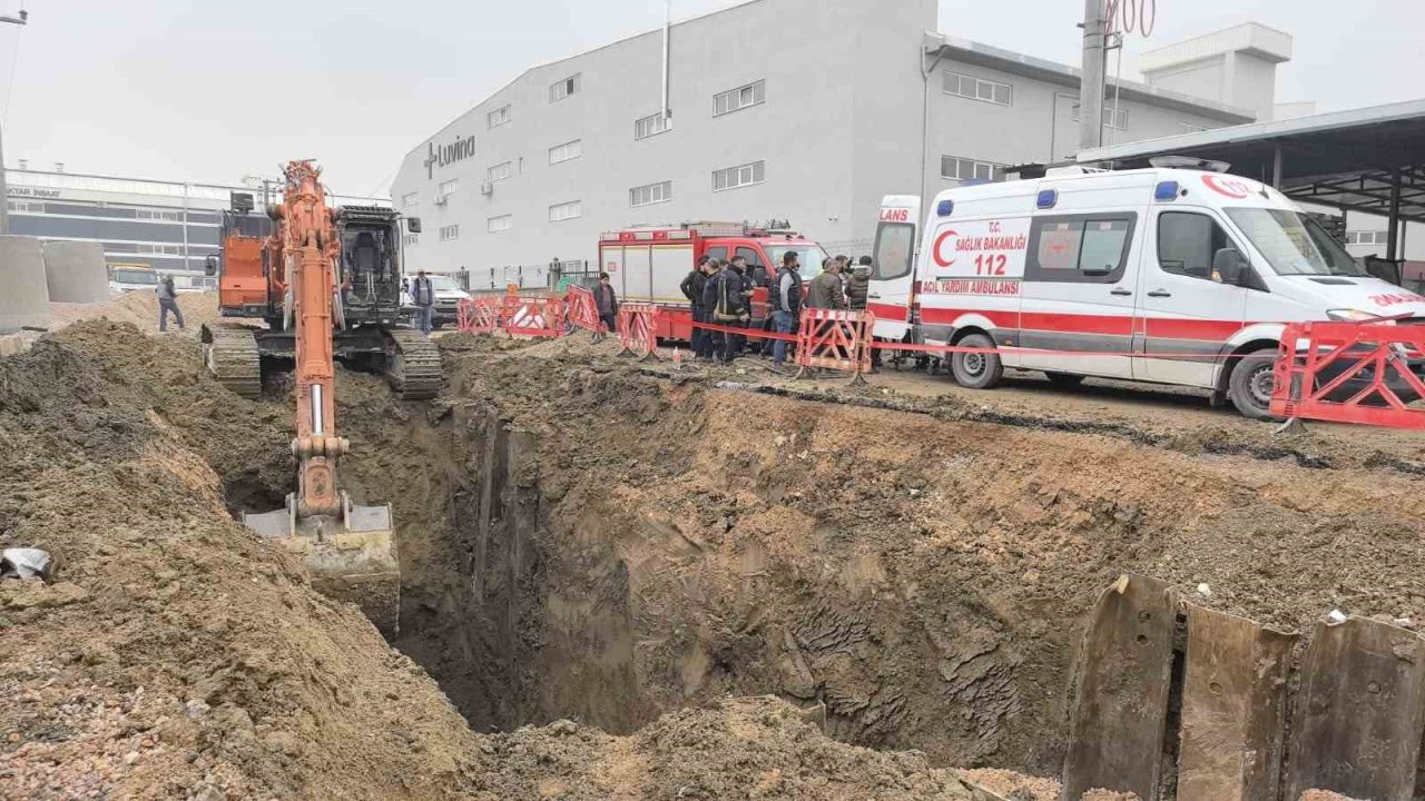 Toprak altında kalan işçiyi kurtarmak için itfaiye erleri zamanla yarıştı