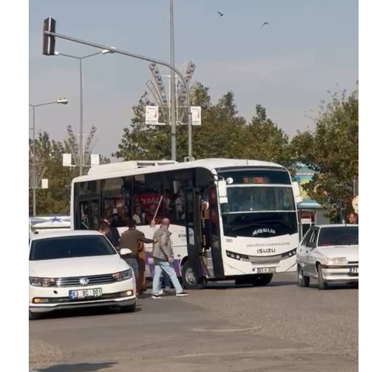 Midibüsün önünü kesip şoföre saldırdılar (VİDEOLU)