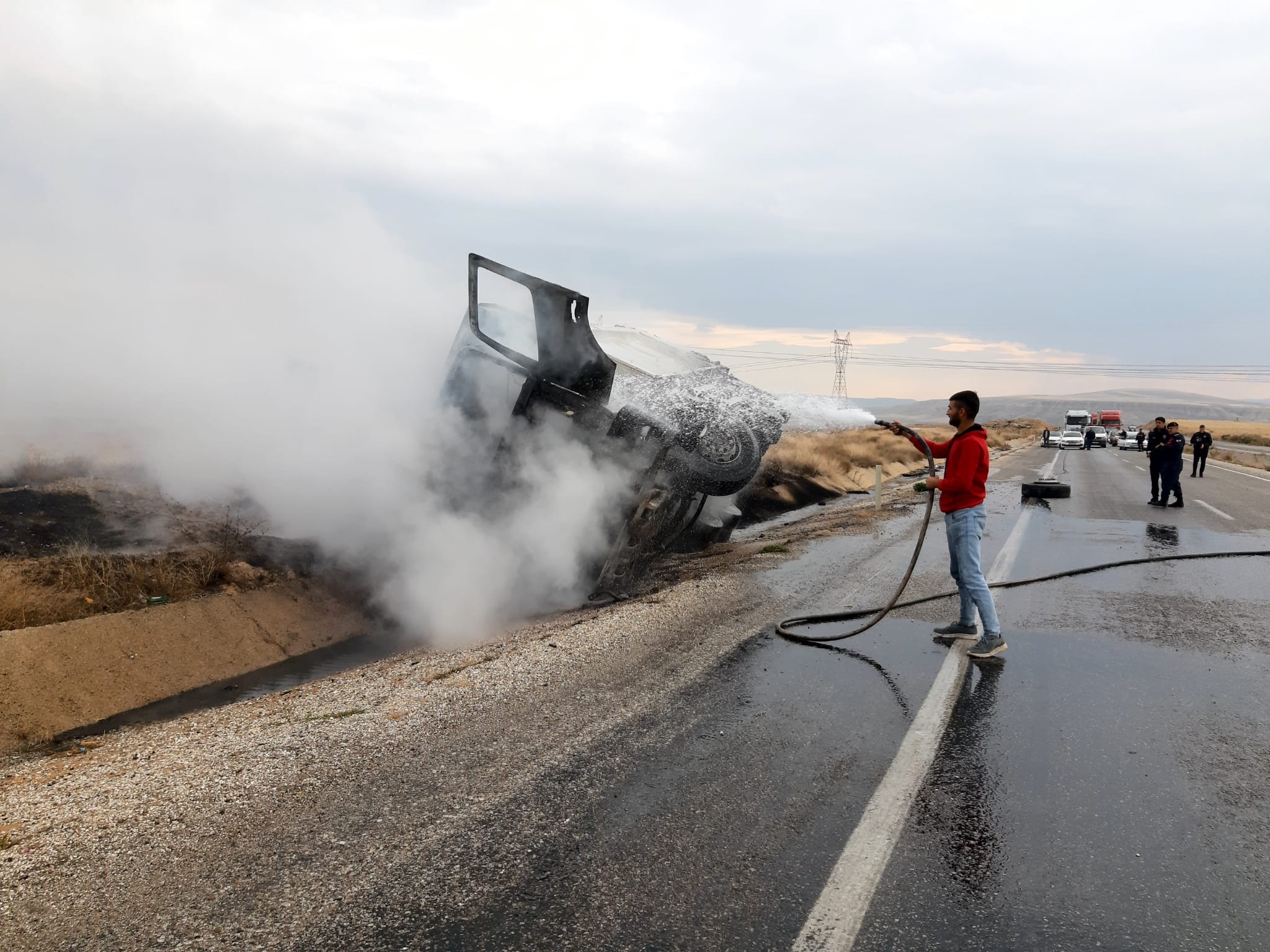 Konya yolunda alev alan kamyon devrildi