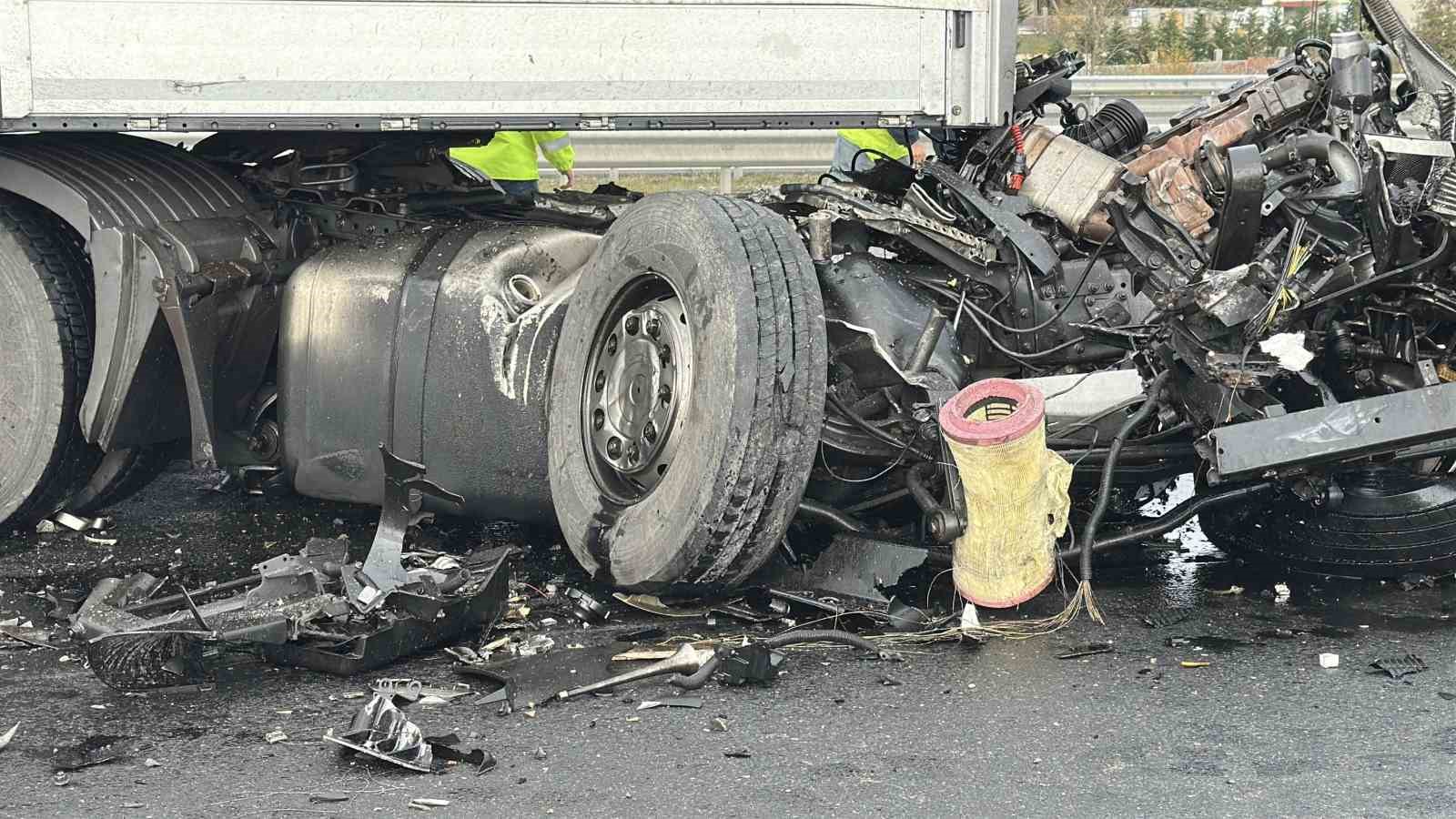 Tırlar çarpıştı: Tırın çekicisi koptu