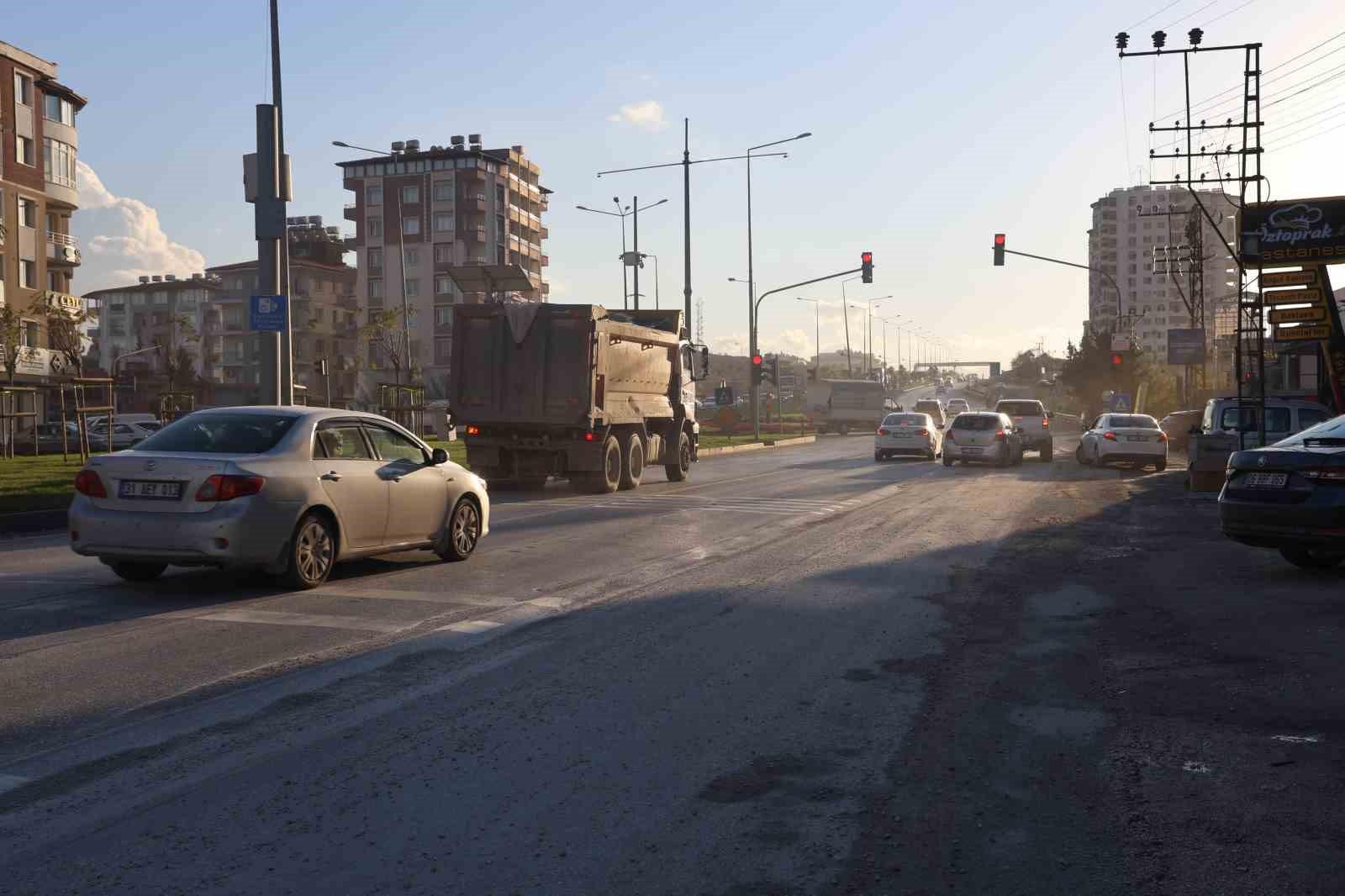 Kapağı açılan hafriyat kamyonu yolu inşaat alanına çevirdi (VİDEOLU)