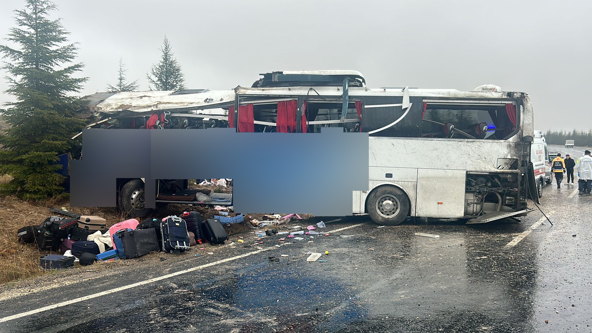 Yolcu otobüsü devrildi: 1 ölü 30 yaralı