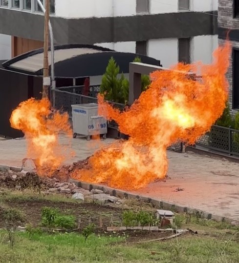 İş makinesi doğalgaz borusunu patlattı: Metrelerce yükselen alevler kotrkuttu (VİDEOLU)