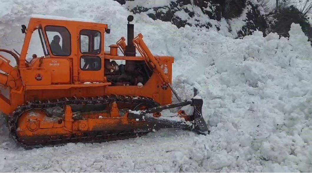 Oluşan çığ nedeniyle 6 köy yolu ulaşıma kapandı