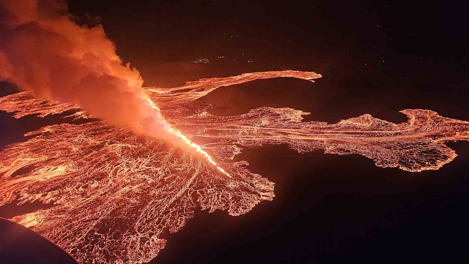 Reykjanes Yarımadası’ndaki yanardağ  bu yıl 7. kez patladı (VİDEOLU)