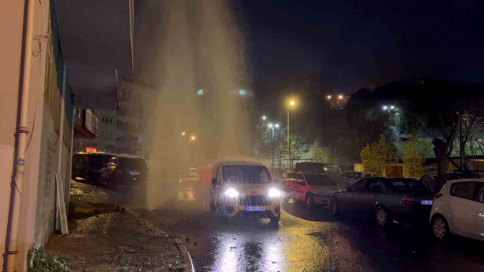 Patlayan su borusunu fırsat bilen sürücüler araçlarını yıkadı (VİDEOLU)