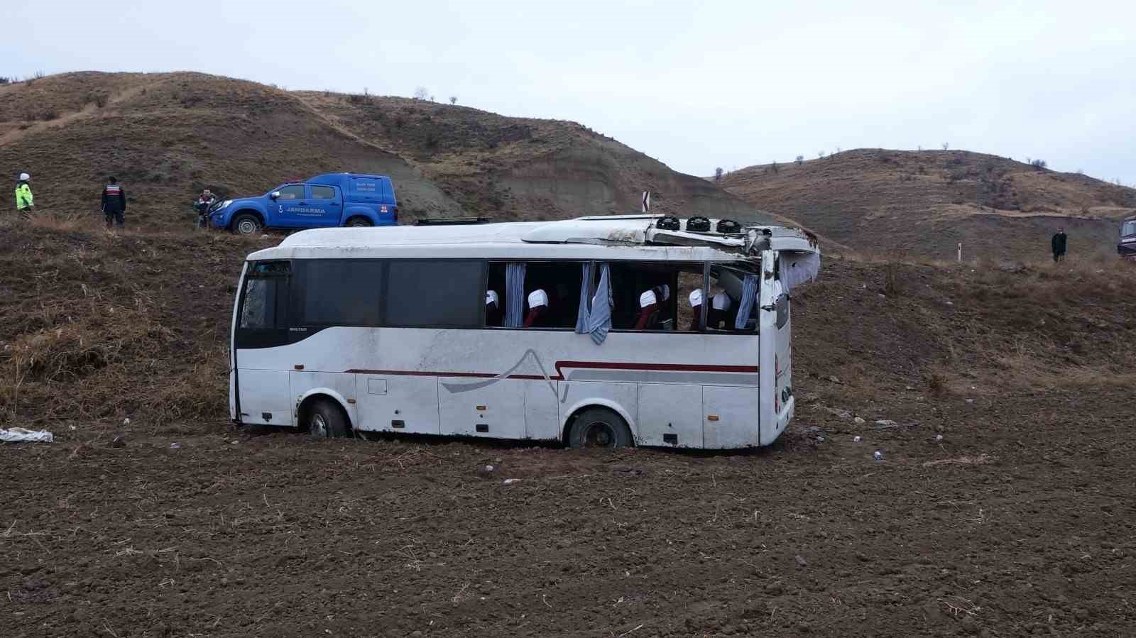 Cenazeye giden midibüs şarampole devrildi: 29 yaralı