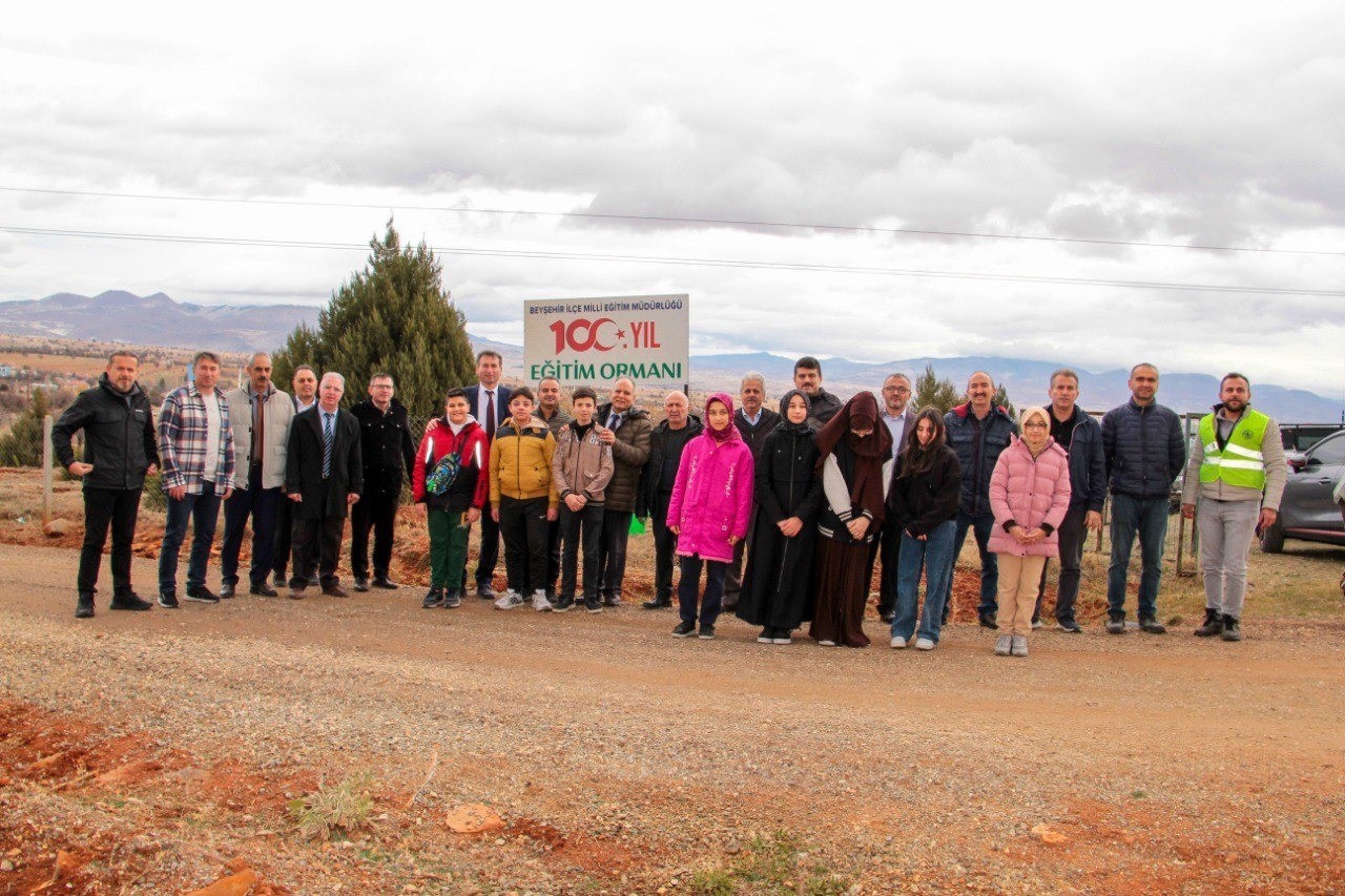 Beyşehir’de öğretmenler için fidanlar dikildi