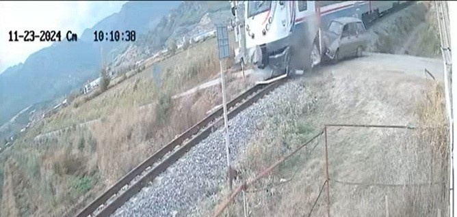 Yolcu treni ile otomobil çarpıştı (VİDEOLU)