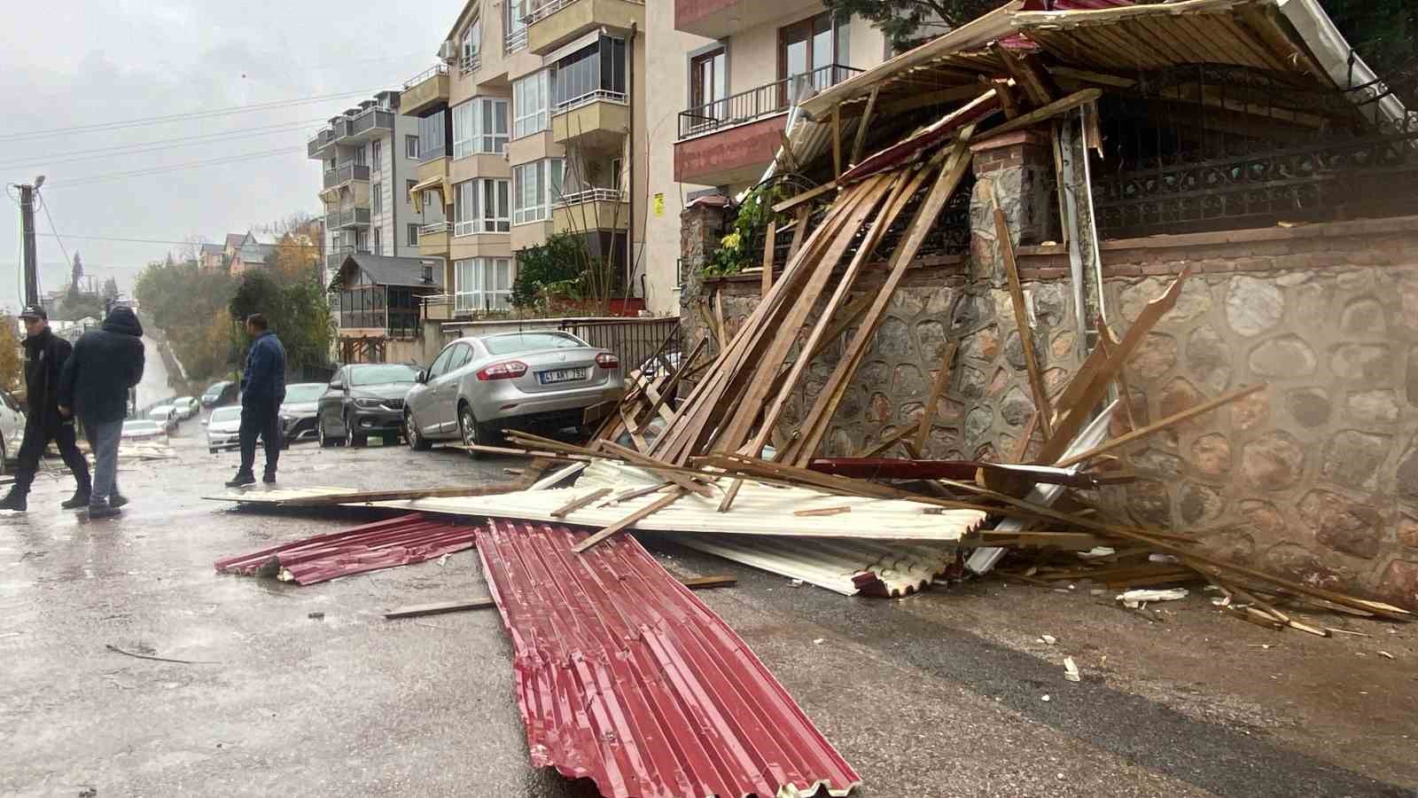 Şiddetli rüzgar nedeniyle uçan çatı 6 araca hasar verdi