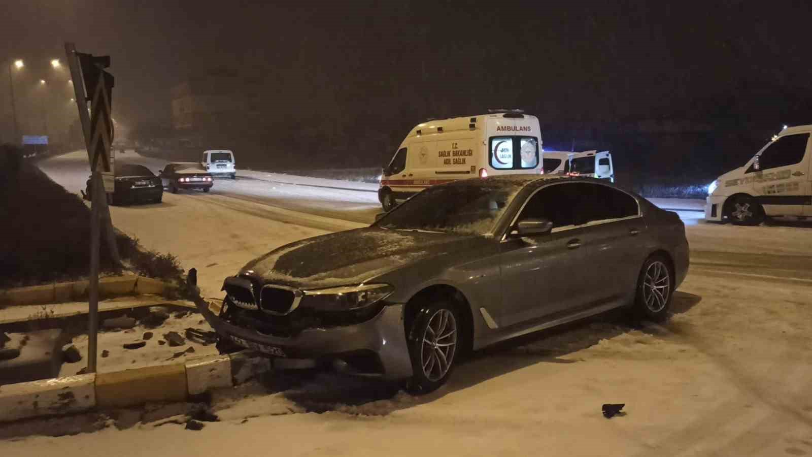 Konya yolunda kar yağışı kazaya neden oldu: 3 yaralı