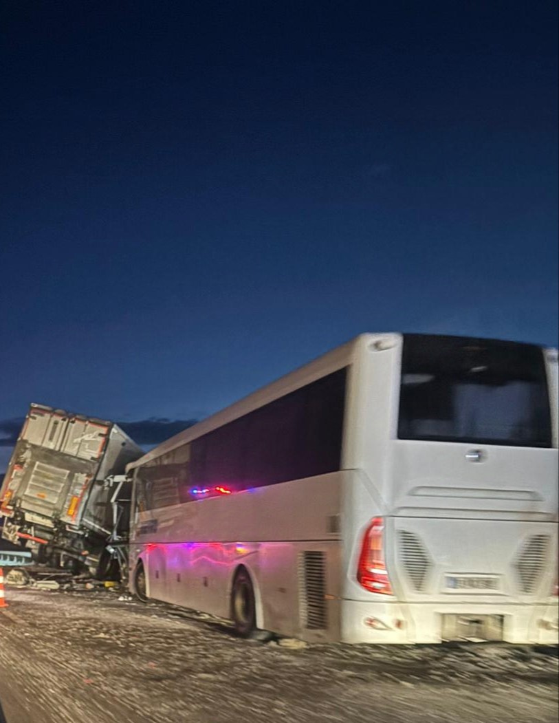 Afyonkarahisar'da kaza! Yolcu otobüsü, TIR ve otomobille çarpıştı! 30 yaralı