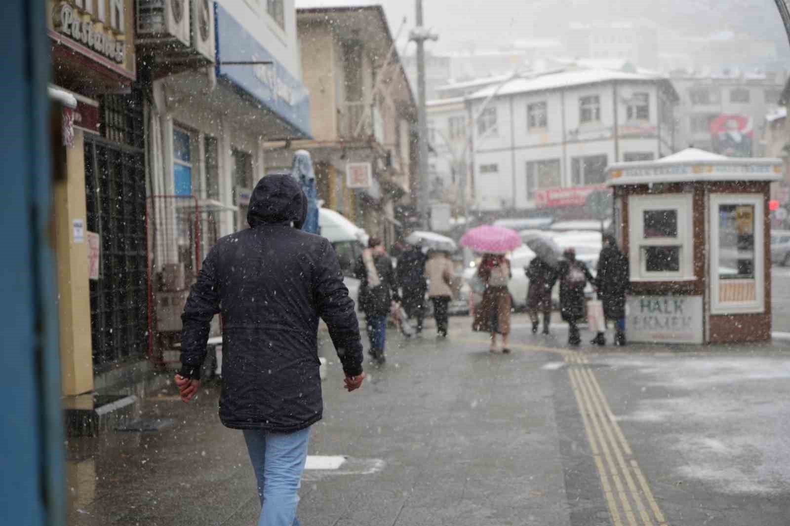 Hava sıcaklığının 10 derece birden düştü: Kar ve tipi etkili oldu