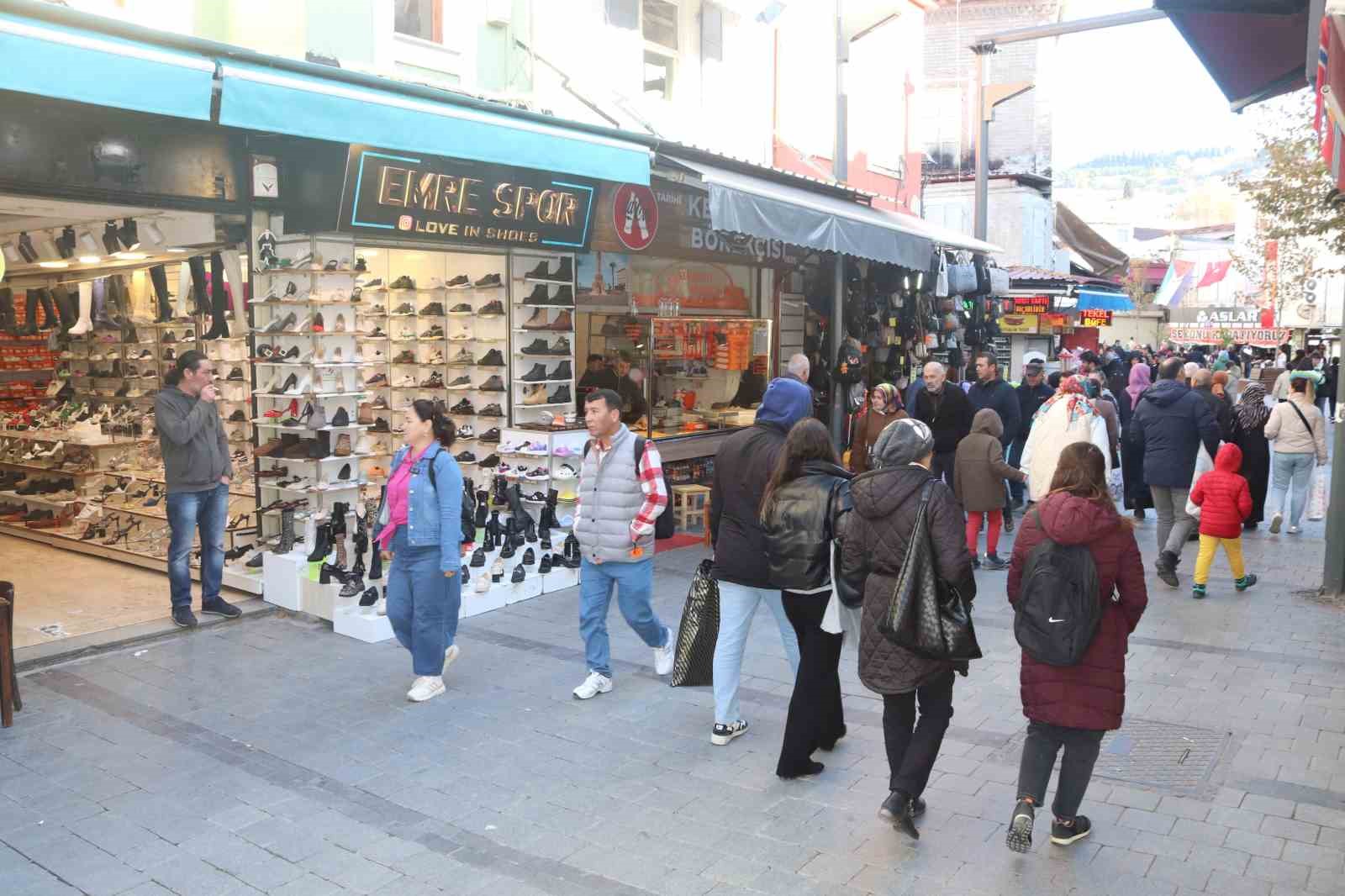 Yolda yürüyen genç kıza tekme atan adam, esnaftan meydan dayağı yedi