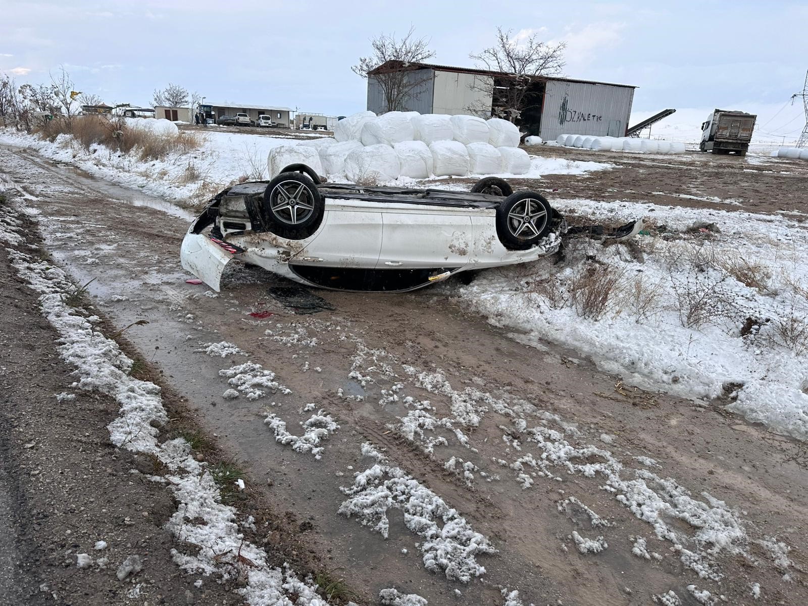 Konya'da Tipi ve buzlanma kazaya neden oldu: 4 yaralı