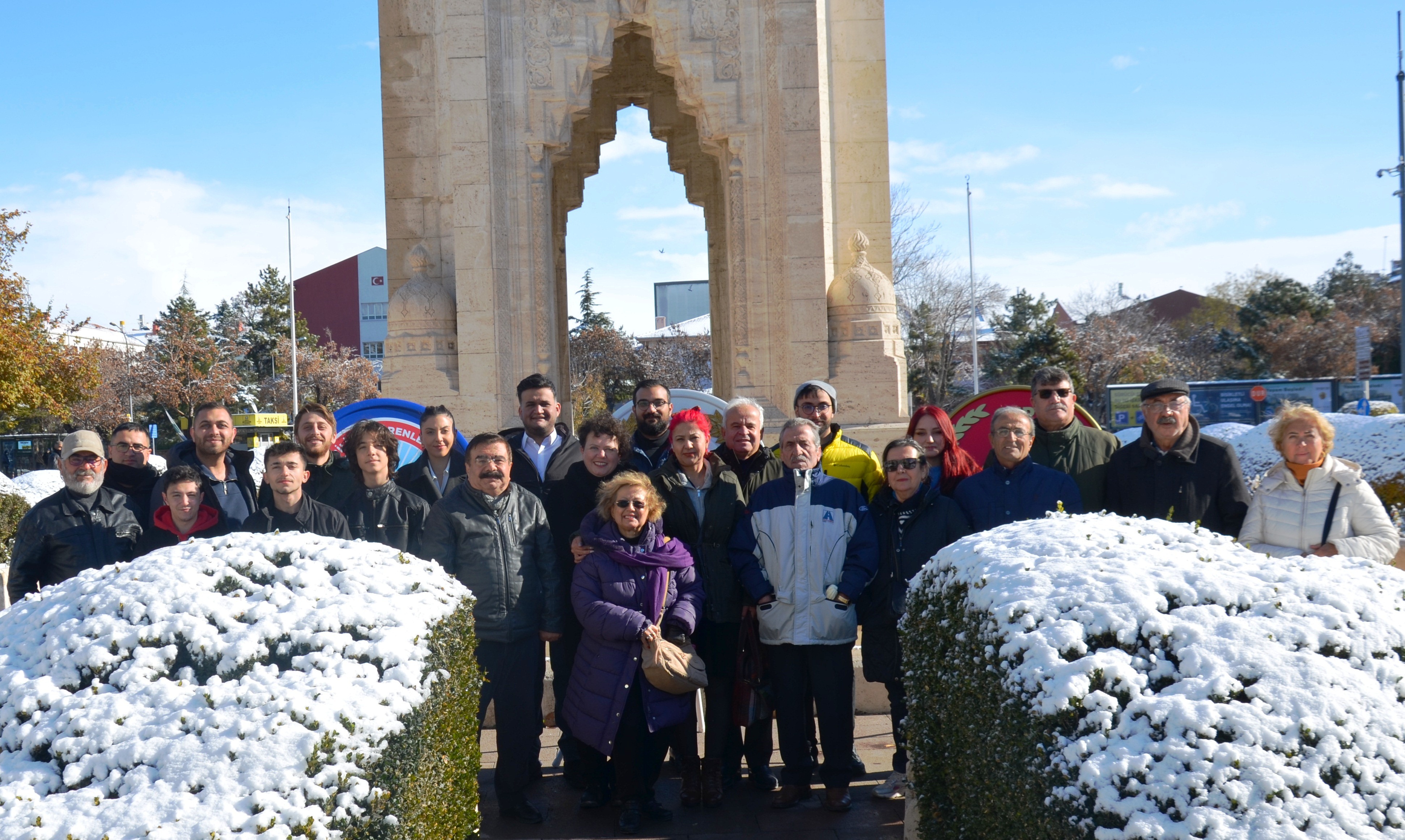 CHP Konya İl Başkanlığı Atatürk anıtına çelenk sundu