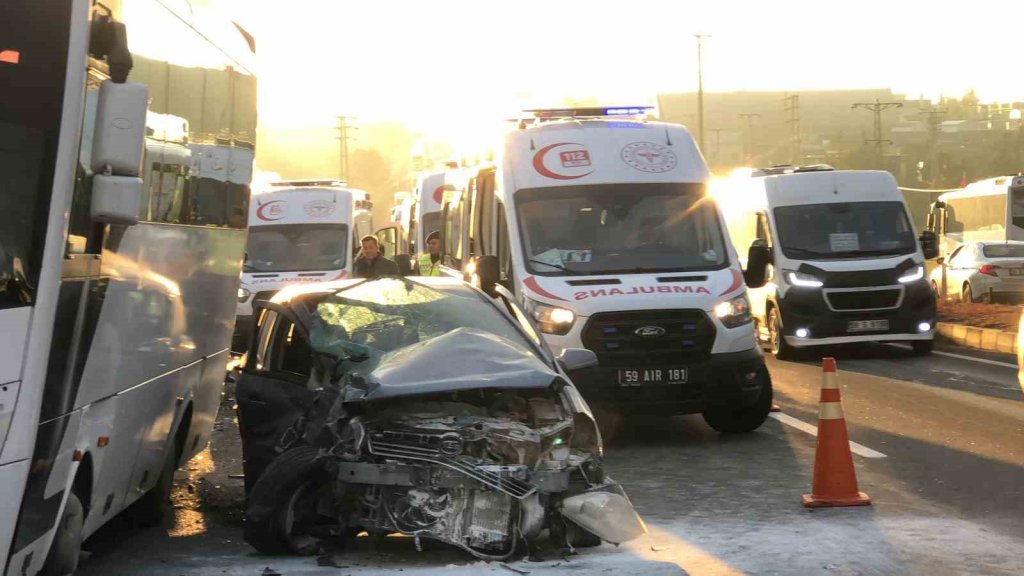 Tekirdağ’da otomobil servisle çarpıştı: 1 ölü, 10 yaralı