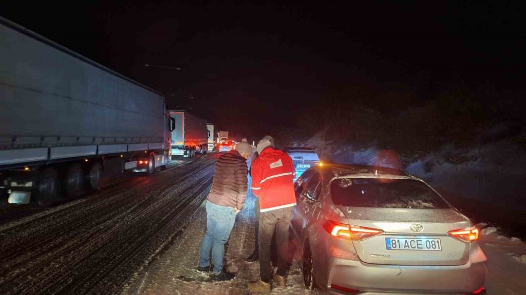 Türk Kızılay'ı yolda kalan vatandaşları yalnız bırakmadı