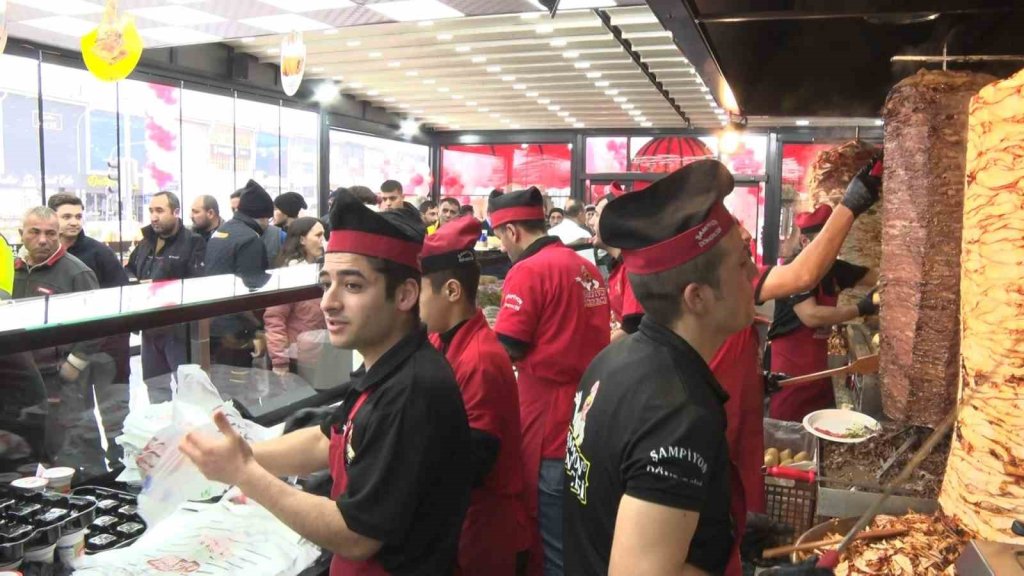 Döner+ayranı 1 TL yapınca 3 saatte 1 ton satıldı