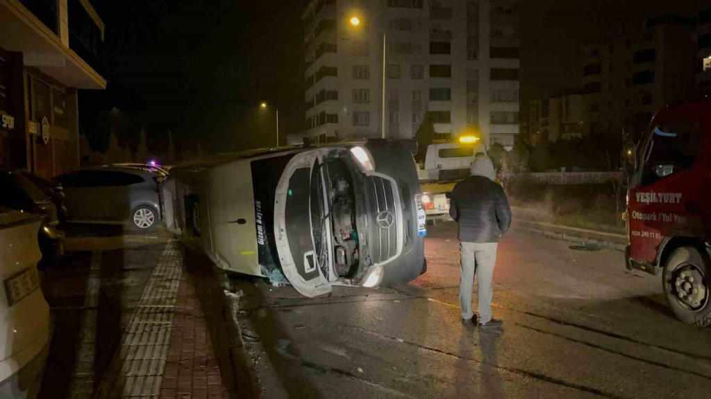 Otomobil ile çarpışan servis minibüsünün yan yattı: 8 yaralı (VİDEOLU)