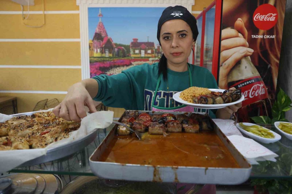 Depremde eşini kaybeden kadın, lokantasında eşinin sevdiği yemekleri yaparak hayata tutunuyor