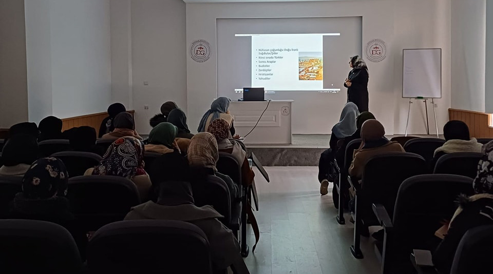 İlahiyat öğrencilerine hadis okuma dersleri