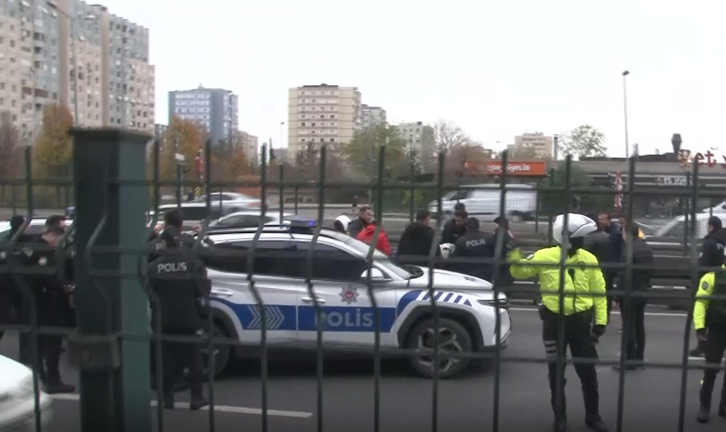 Polis, şüpheli şahsı bacağından vurarak etkisiz hale getirdi