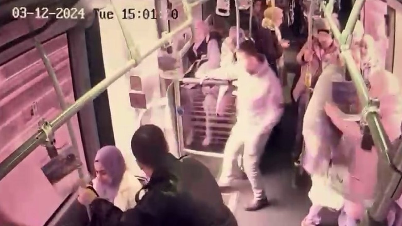 İstanbul'da Metrobüs kapısı camının kırılarak yolcunun düştüğü anlar kamerada