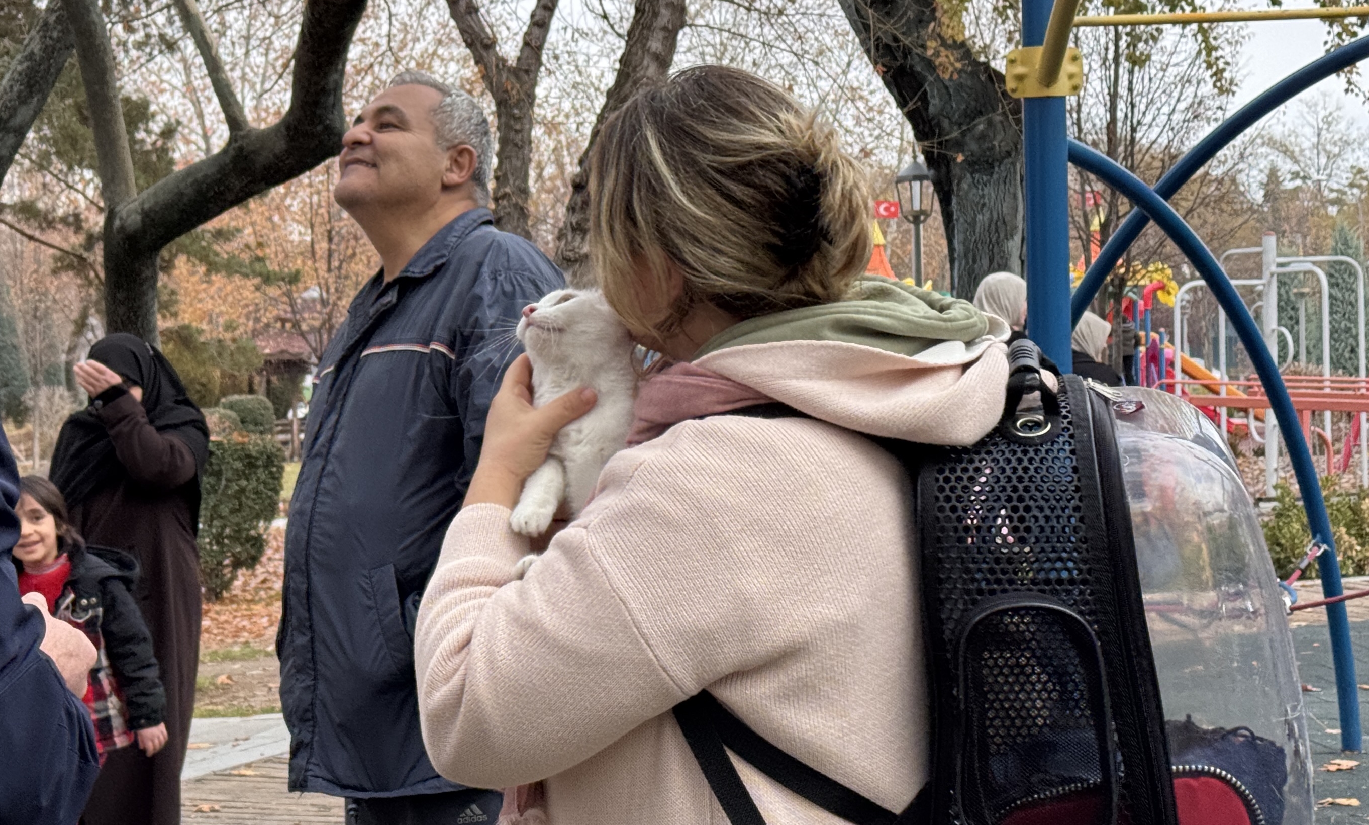 Meram’da ağaçta mahsur kalan kedi itfaiye ekiplerince kurtarıldı