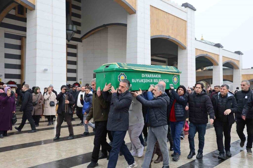 Şarkıcı ve yönetmen Mahsun Kırmızıgül'ün annesi toprağa verildi