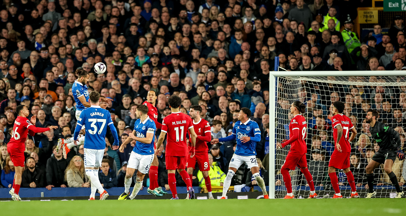 Everton - Liverpool derbisi ertelendi