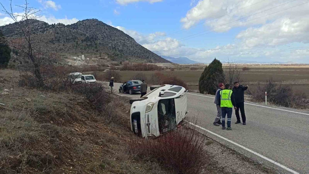 Konya’da hafif ticari araç otomobille çarpıştı