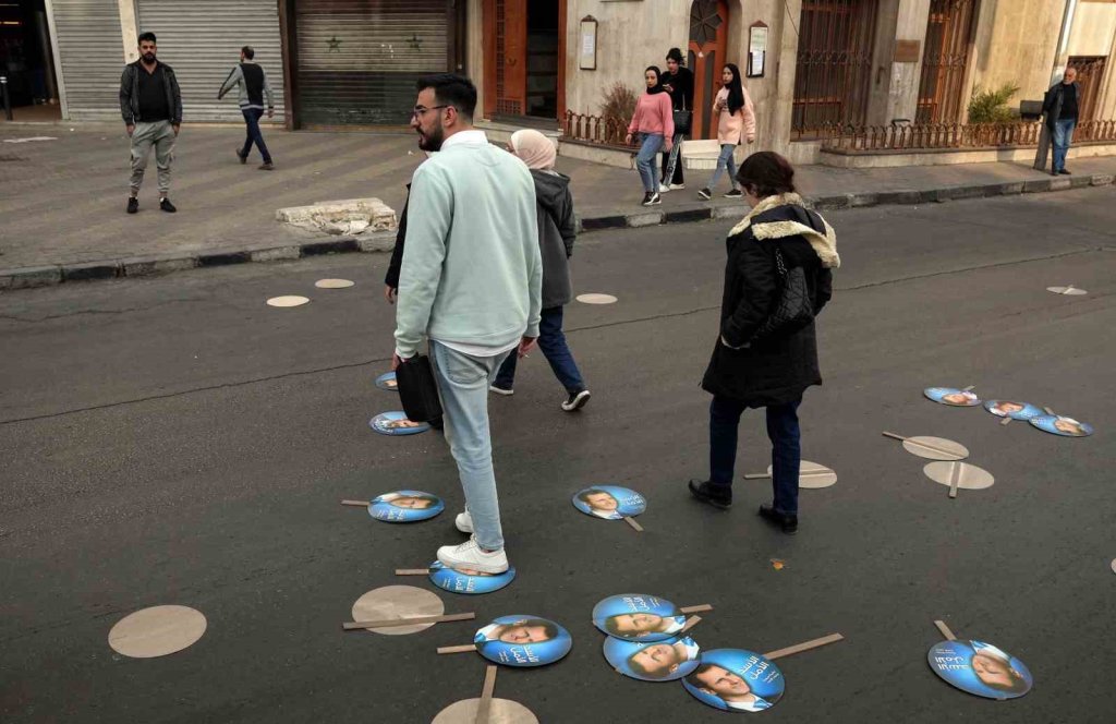 Suriye’de Esad’ın posterleri ayaklar altında