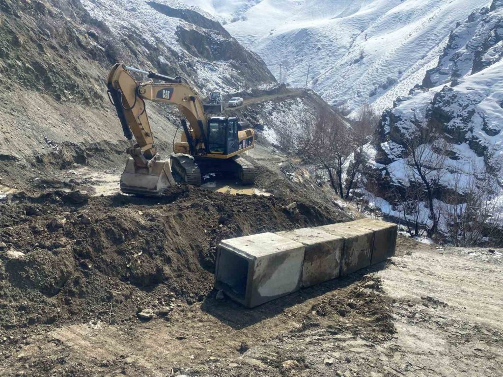 Hakkari’de köy yolları kışa hazırlanıyor