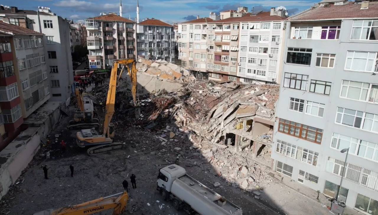 Güngören'de boşaltılan bina yıkım sırasında çöktü