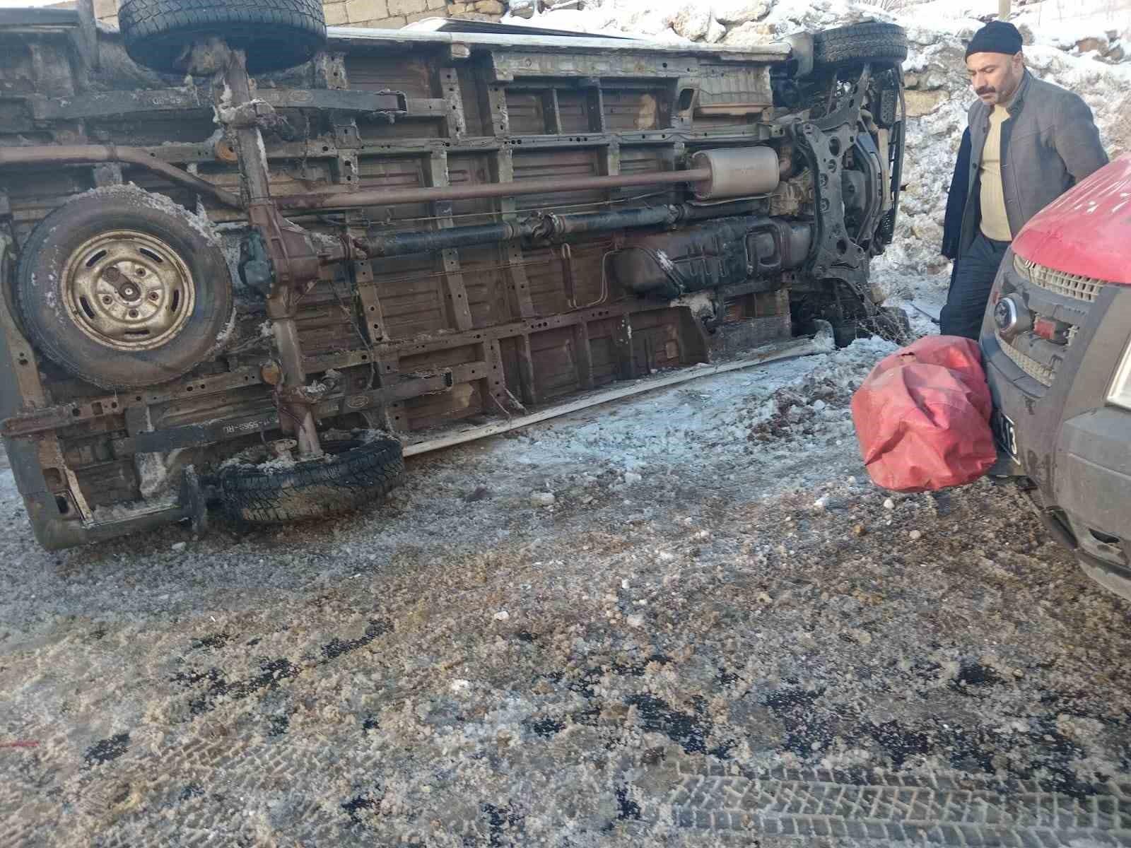 Öğretmen servisi devrildi: 12 yaralı