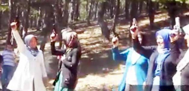 Köy şenliğinde kadınlardan silah gösterisi