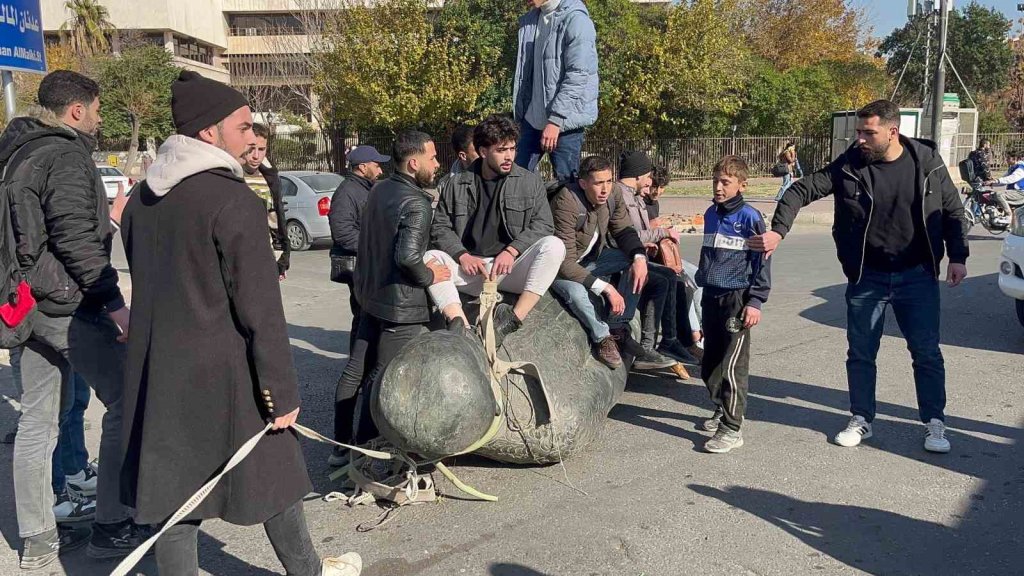 Hafız Esad'ın heykeli Emevi Meydanı'nda sürüklendi