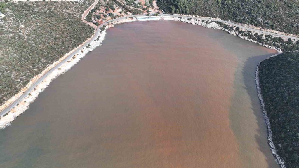 Sağanak yağış sonrası deniz çamur rengine dönüştü