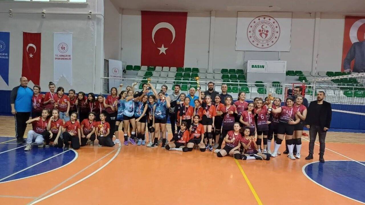 İlçelerde voleybol heyecanı sürüyor