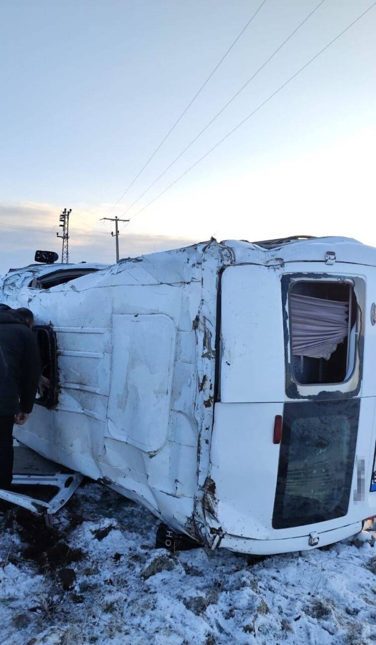 Diyarbakır'da servis minibüsü devrildi: 11'i öğretmen 12 yaralı