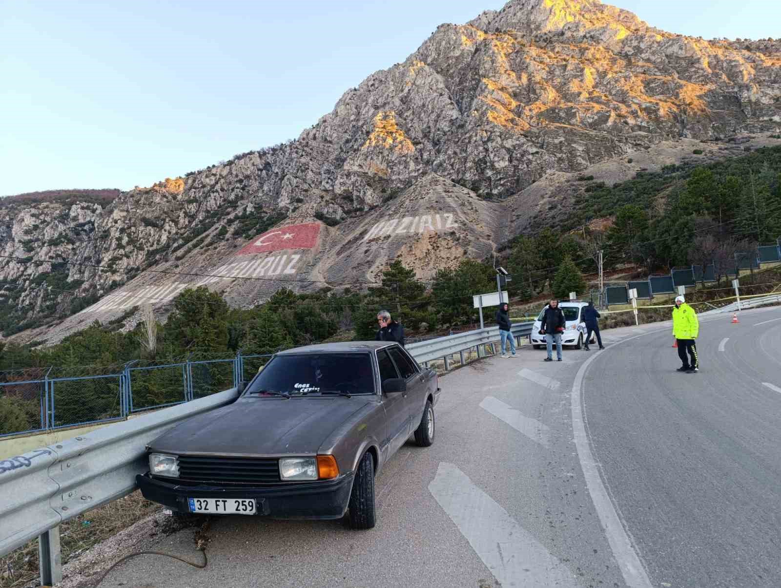 Konya yolunda kaza: Otomobil bariyerlere çarptı