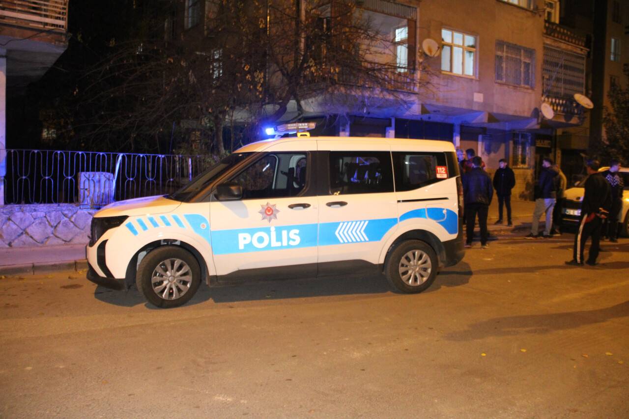 Sokak ortasında bıçaklanan genç ağır yaralandı