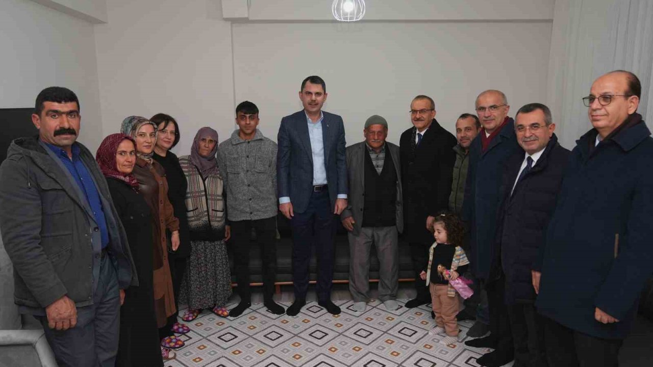 Bakan Kurum’dan köy evlerine taşınan depremzede aileye ziyaret