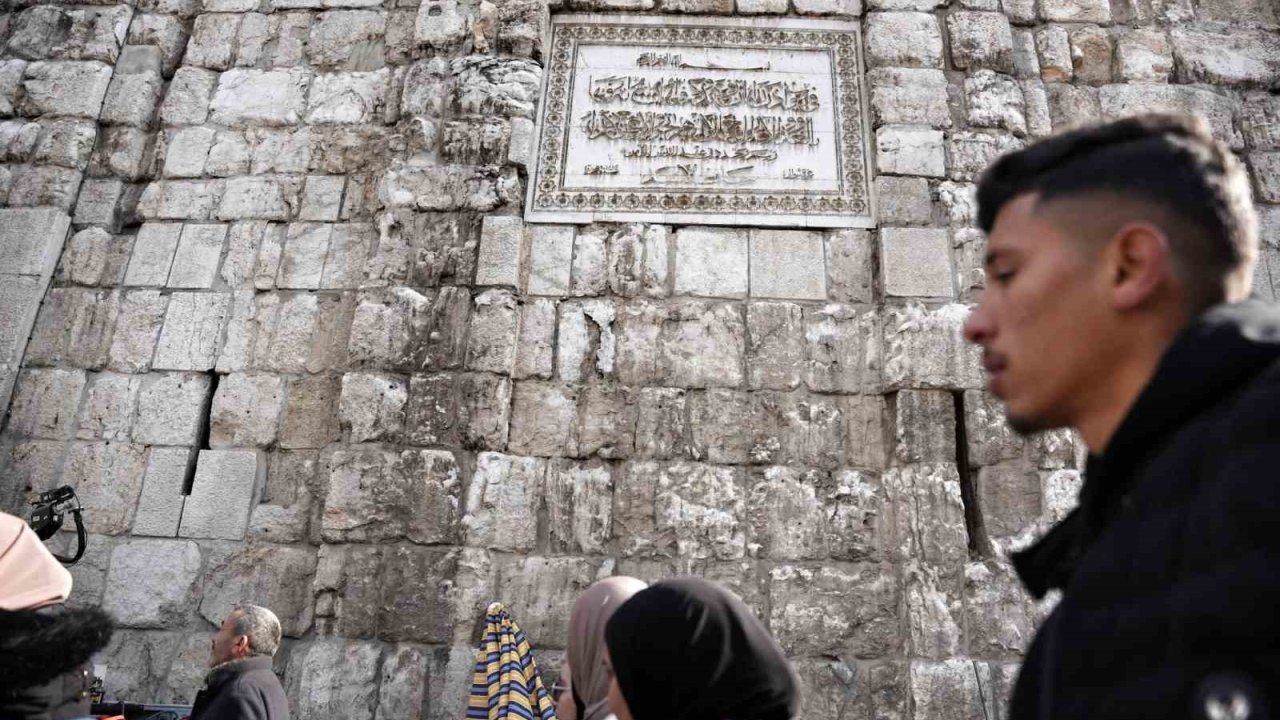 Şam Emevi Camii’nin duvarındaki Hafız Esad’ın ismi çekiçle kazındı