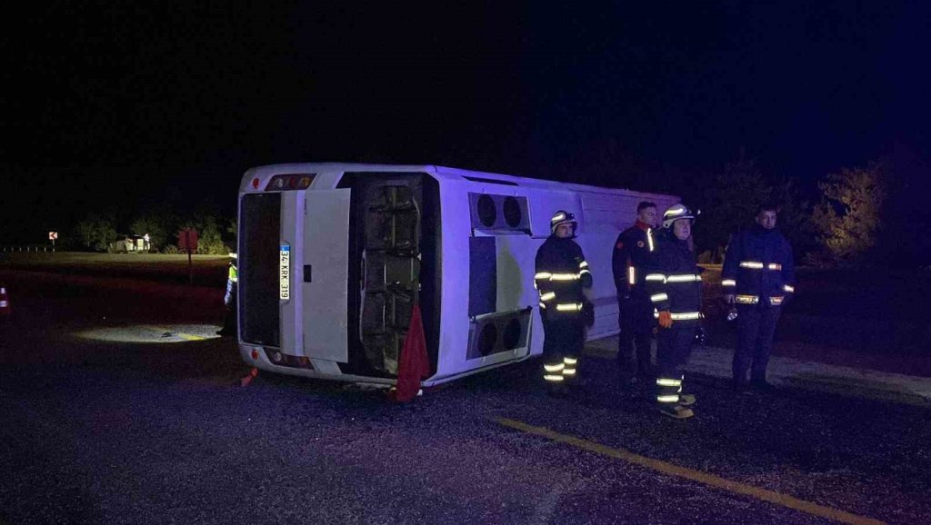 Kastamonu'da midibüs devrildi: 24 yaralı