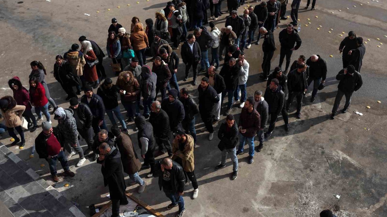 Suriye’de Esed rejimi askerleri teslim olup yeni yönetime kayıt yaptırıyor