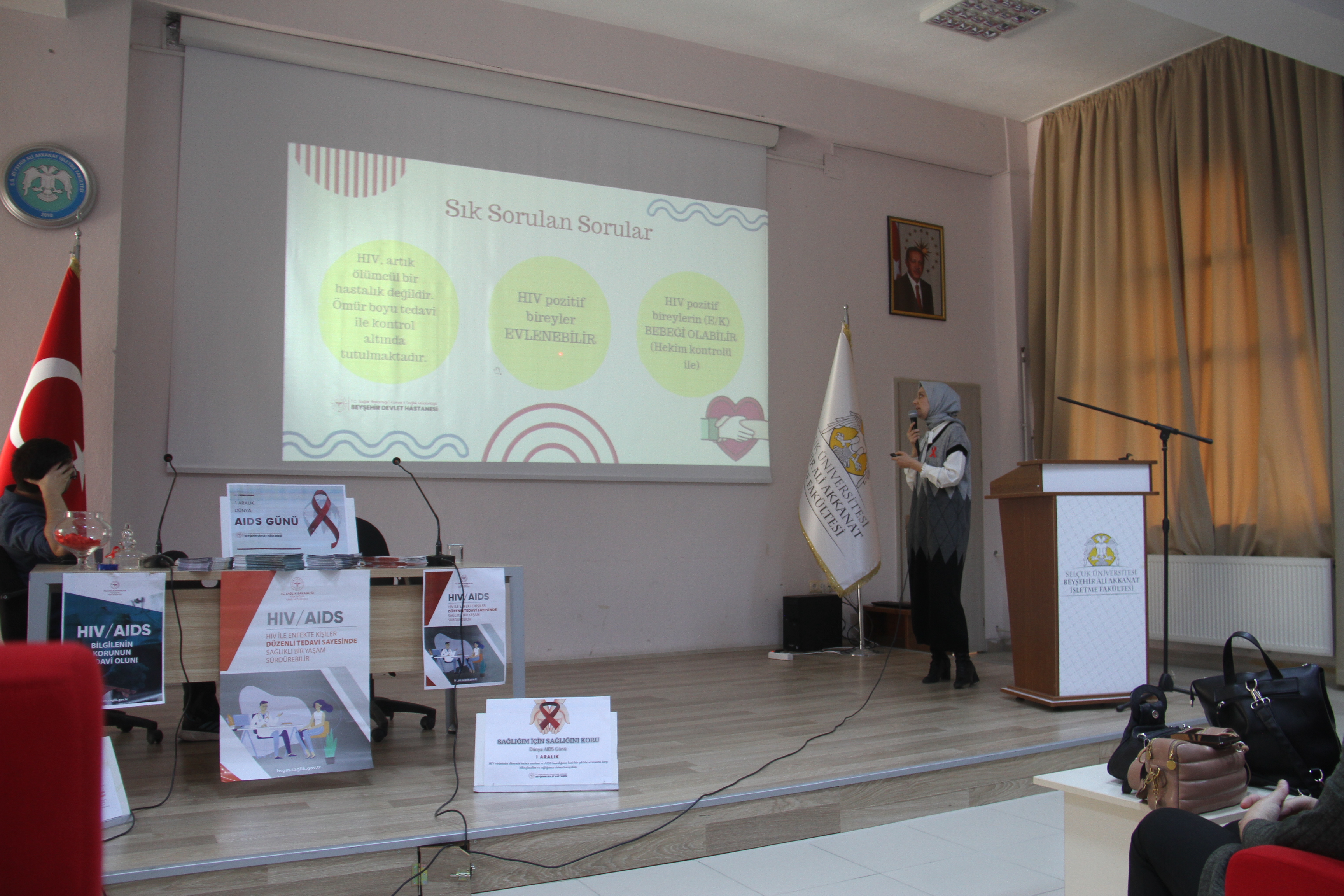 Beyşehir'de üniversite öğrencilerine AIDS konferansı