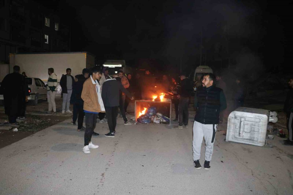 Şanlıurfa'da elektrik kesintisi protestosu: Mahalleli yolu kapattı