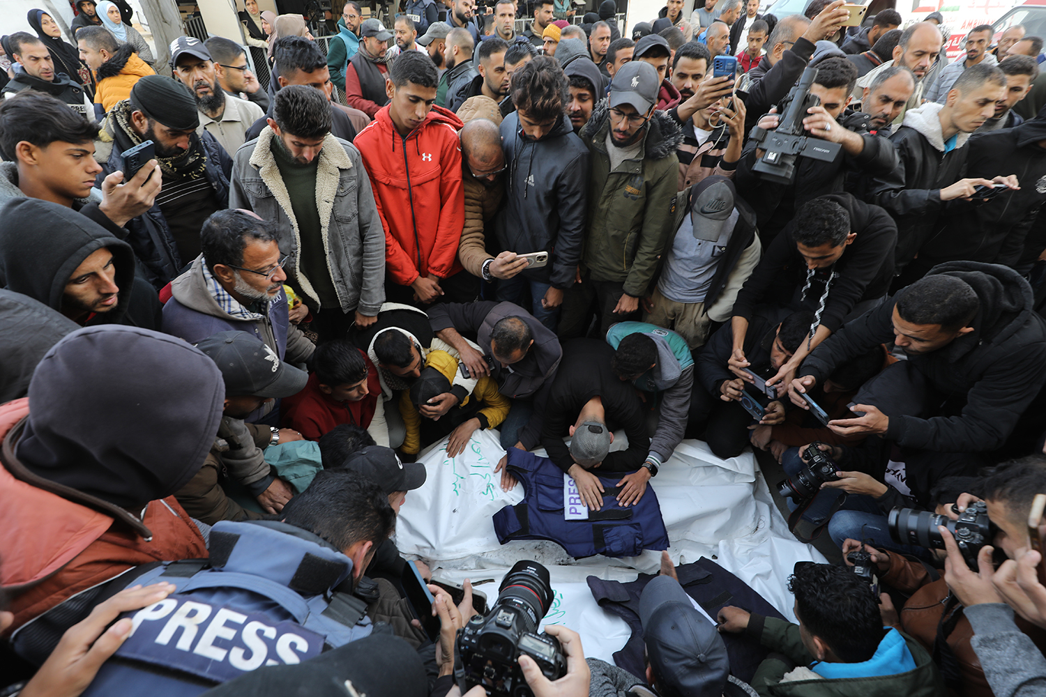 İsrail'in Gazze'de canlı yayın aracına düzenlediği saldırıda 5 gazeteci hayatını kaybetti